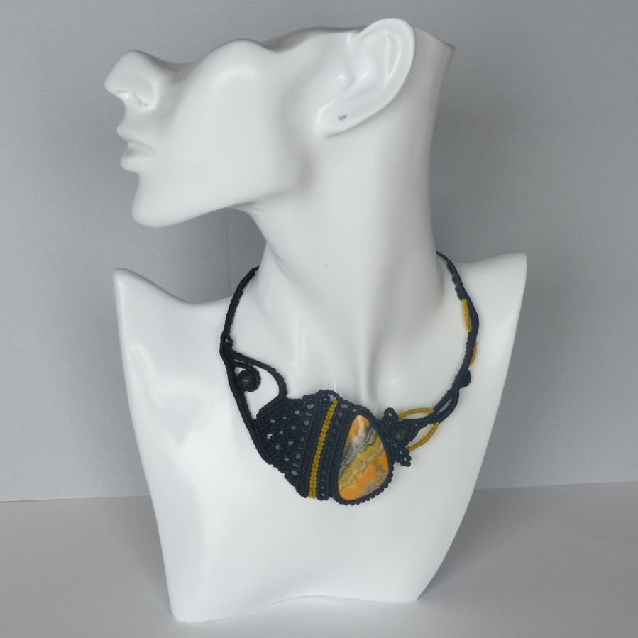Colar micromacramé preto/amarelo com uma pedra natural, jaspe 