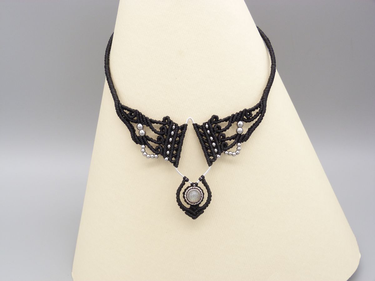 Colar micromacramé preto com um conjunto de labradorite