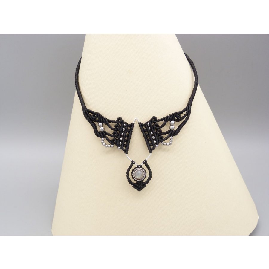 Colar micromacramé preto com um conjunto de labradorite