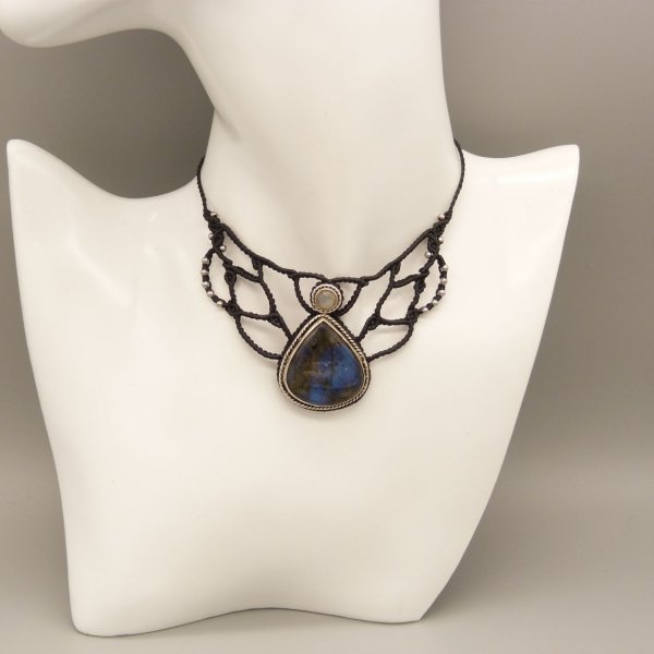 Colar micromacram&eacute; preto com um conjunto de labradorite