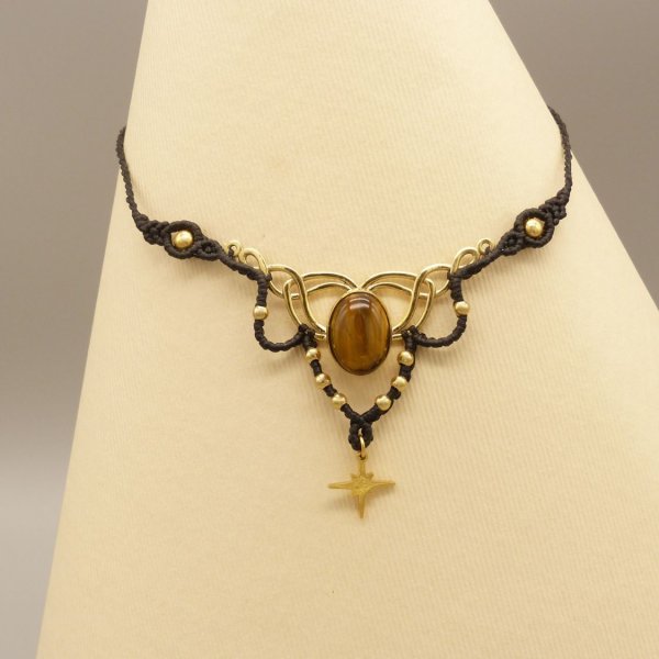 Colar micromacram&eacute; preto com olho de tigre