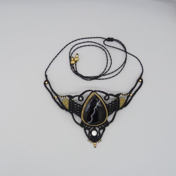 collier noir en micro-macram&eacute; avec un jaspe serti de laiton