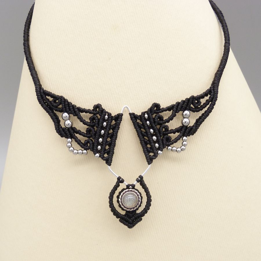 Colar micromacramé preto com um conjunto de labradorite