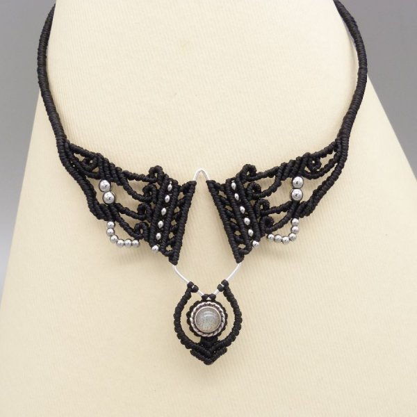 Colar micromacram&eacute; preto com um conjunto de labradorite