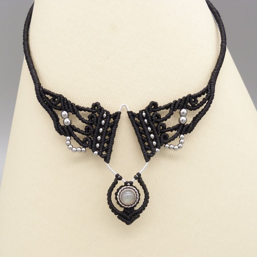 Colar micromacramé preto com um conjunto de labradorite
