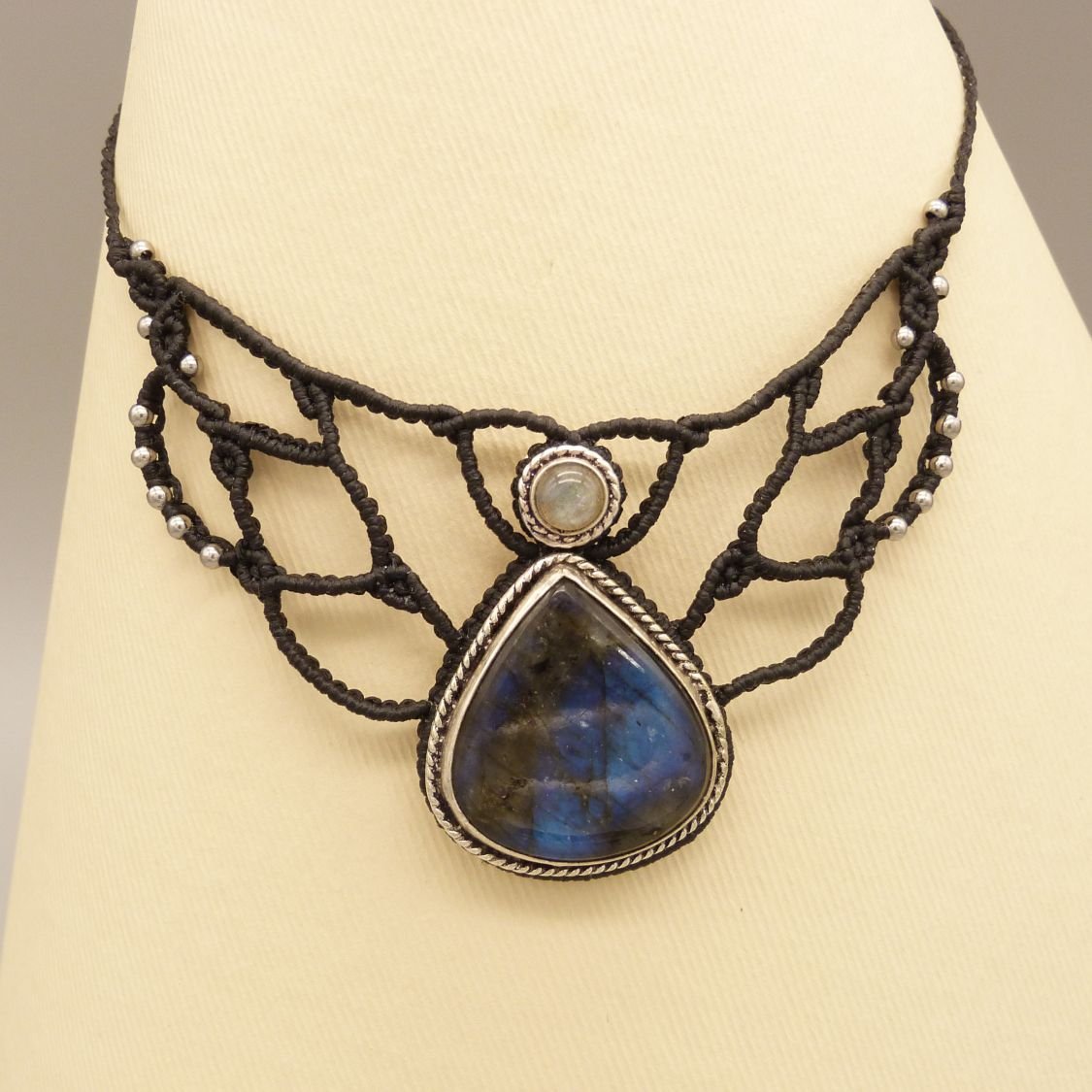 Colar micromacramé preto com um conjunto de labradorite