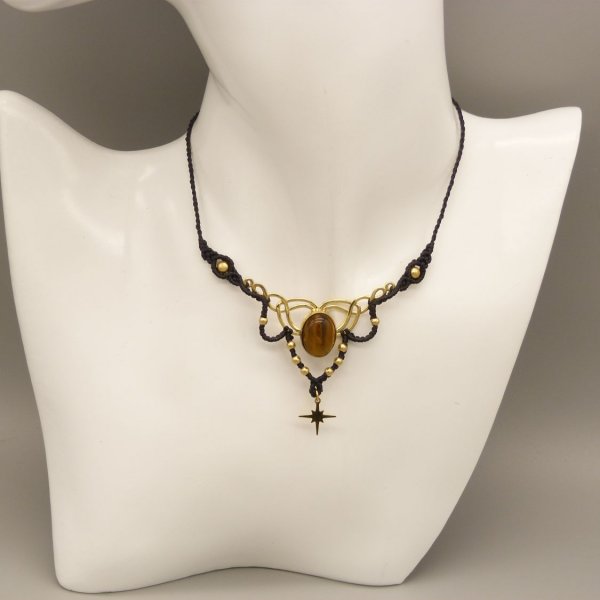 Colar micromacram&eacute; preto com olho de tigre