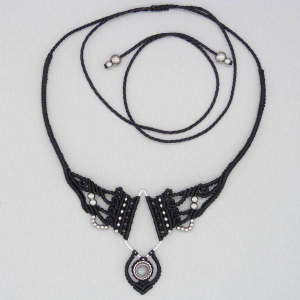 Colar micromacram&eacute; preto com um conjunto de labradorite