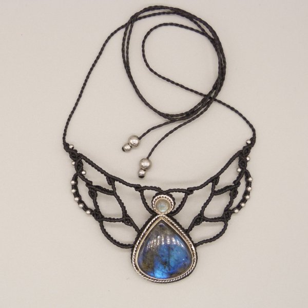 Colar micromacram&eacute; preto com um conjunto de labradorite