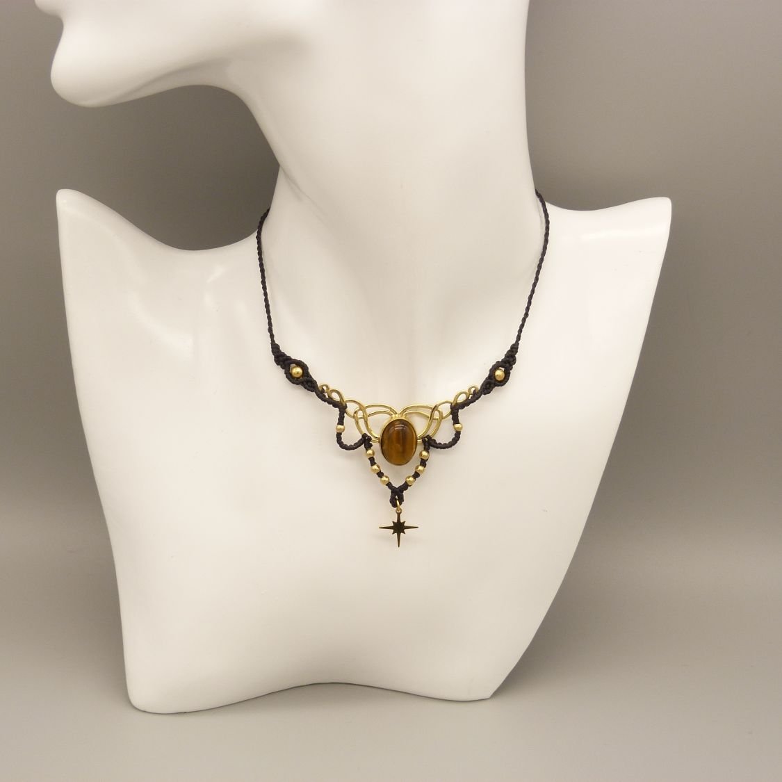Colar micromacramé preto com olho de tigre
