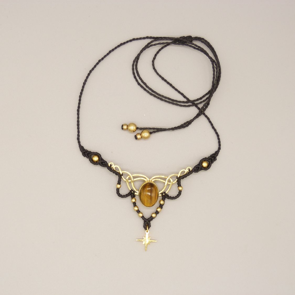 Colar micromacramé preto com olho de tigre