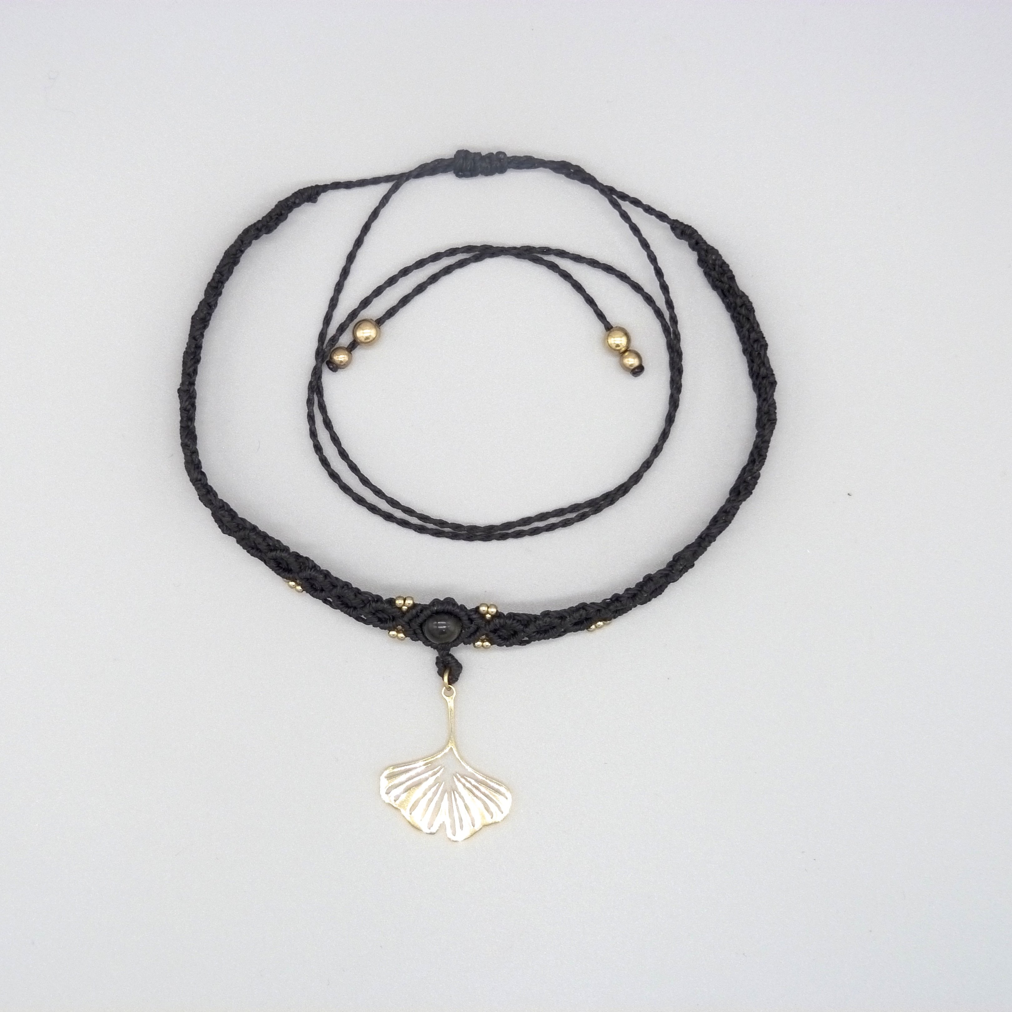 Collier noir en micro-macram&eacute; ras-du-cou avec une feuille de ginkgo biloba 