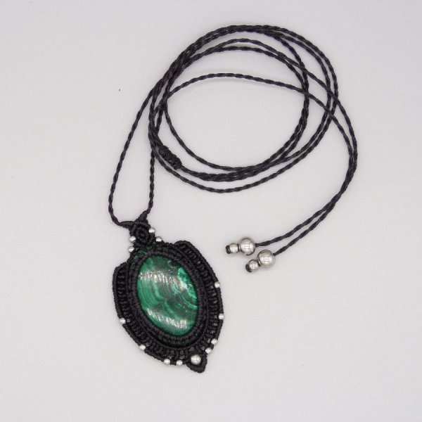 Collier noir en micro-macram&eacute; avec une malachite