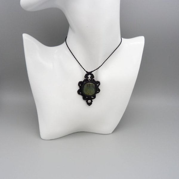 Collier noir en micro-macram&eacute; avec une labradorite