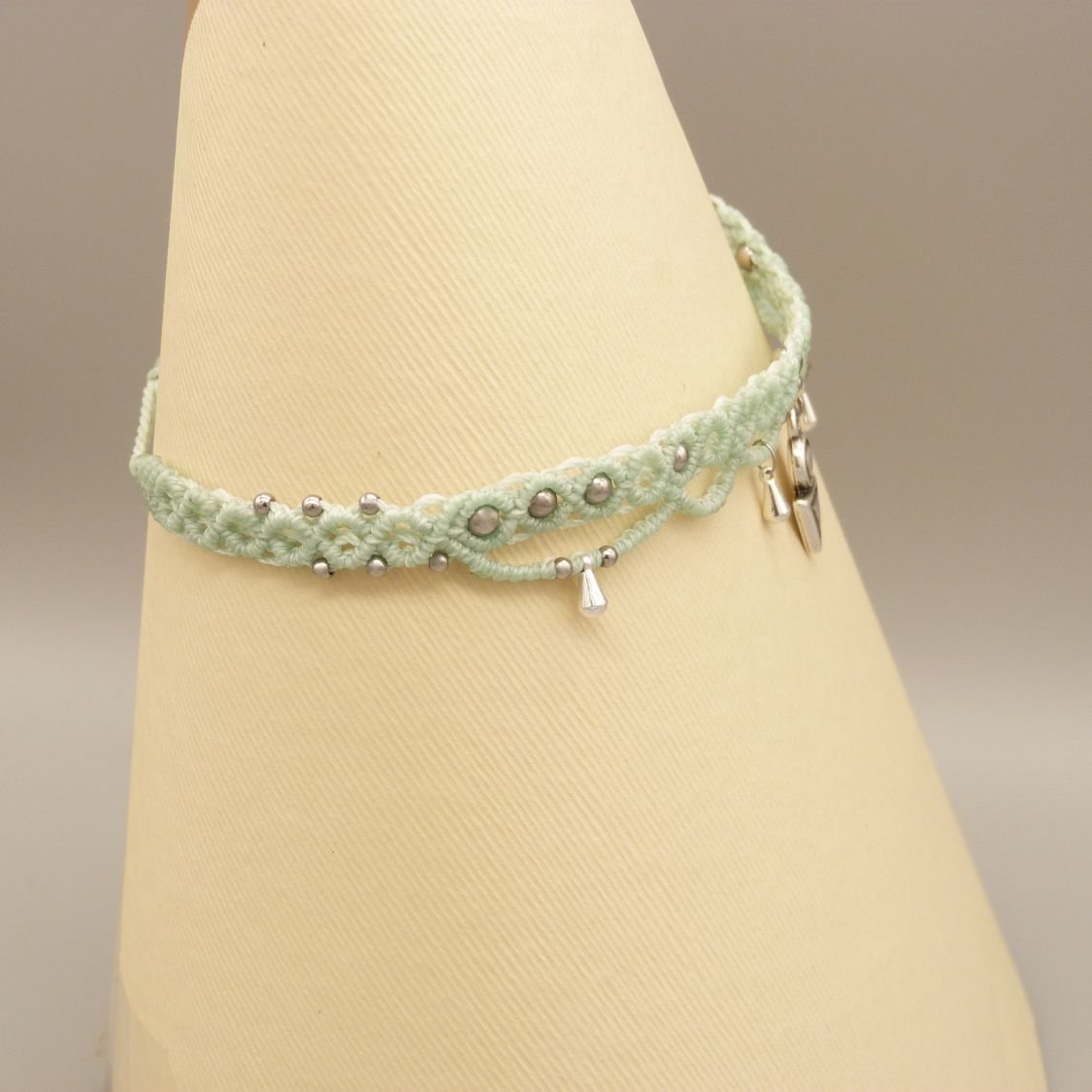 Gargantilha de micro macramé verde menta de água