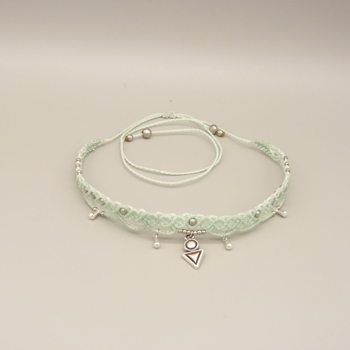 Gargantilha de micro macramé verde menta de água