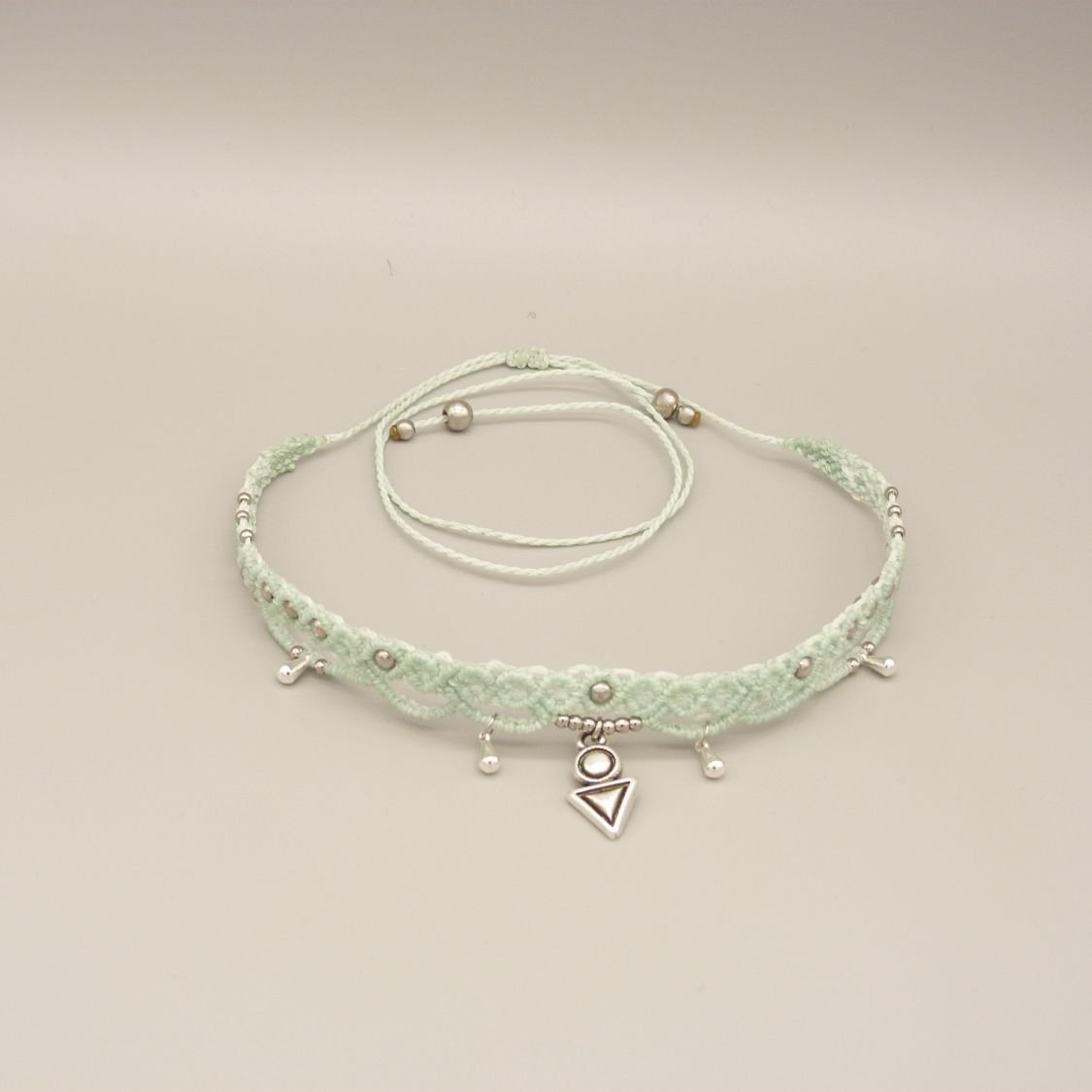 Gargantilha de micro macramé verde menta de água