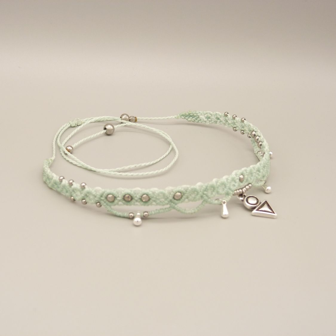Gargantilha de micro macramé verde menta de água