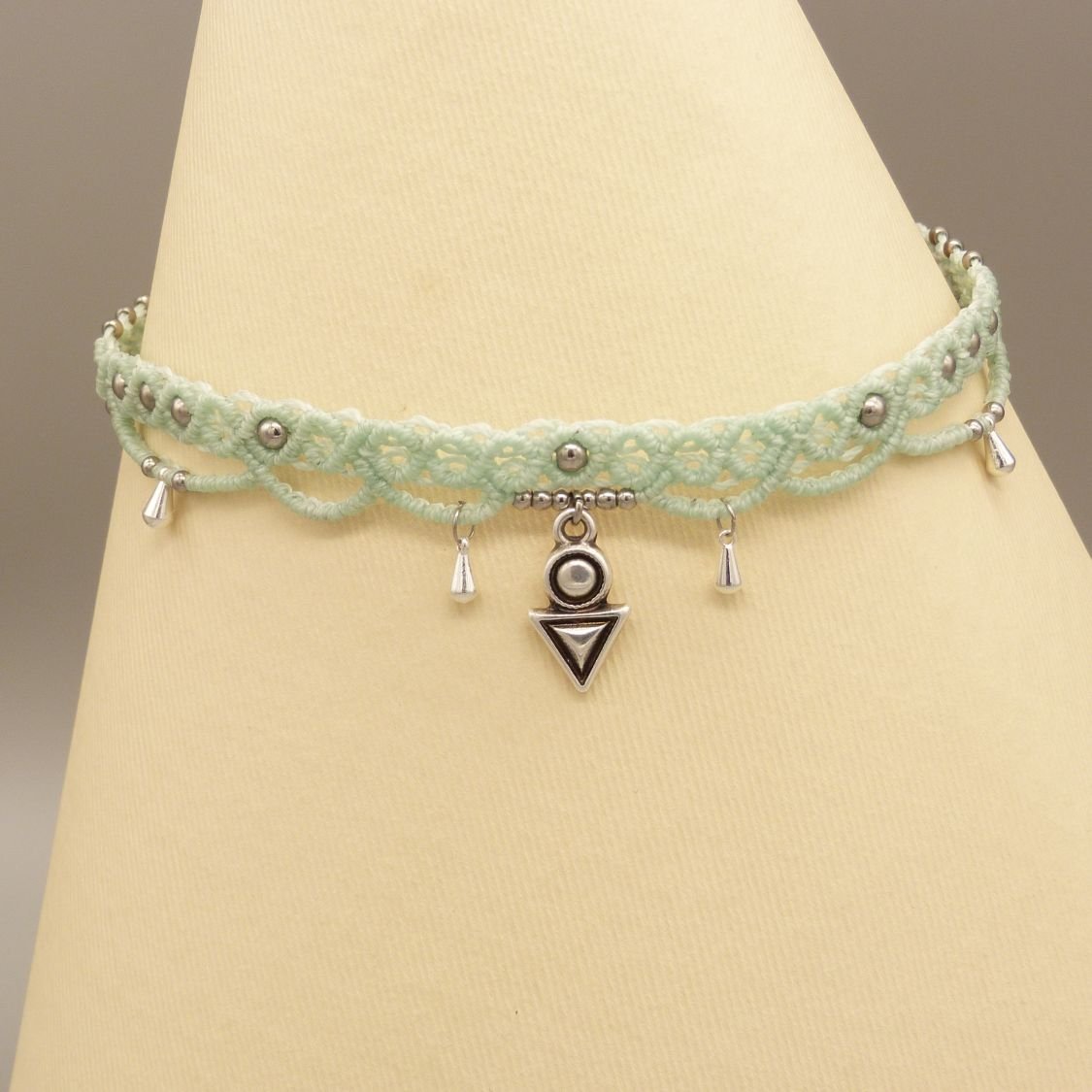 Gargantilha de micro macramé verde menta de água