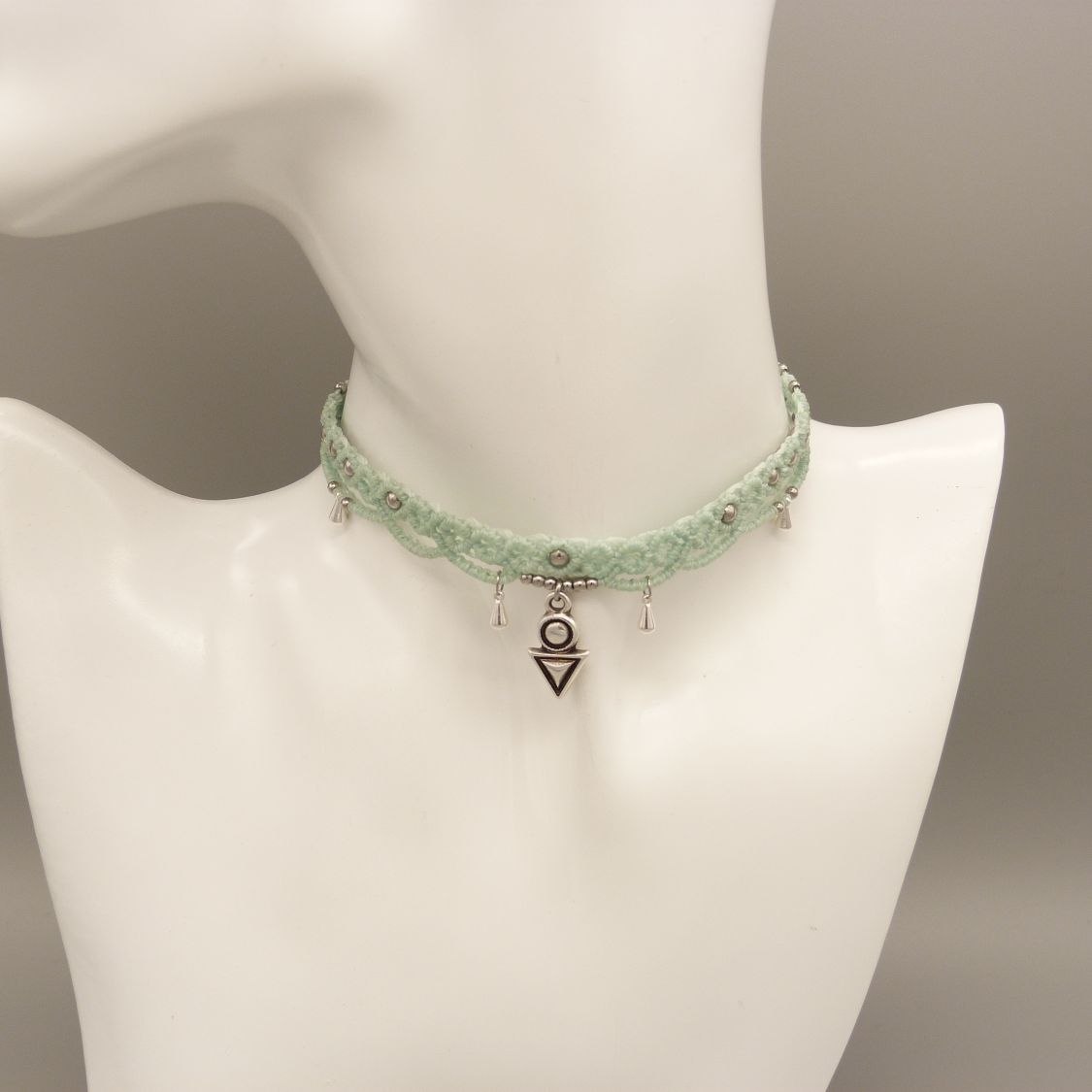 Gargantilha de micro macramé verde menta de água