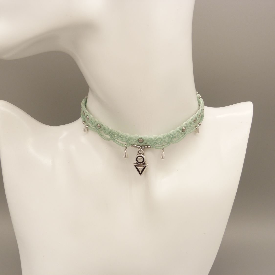 Gargantilha de micro macramé verde menta de água
