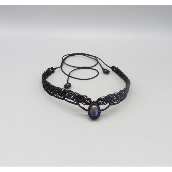 Collier ras de cou noir en micro-macram&eacute; avec une labradorite