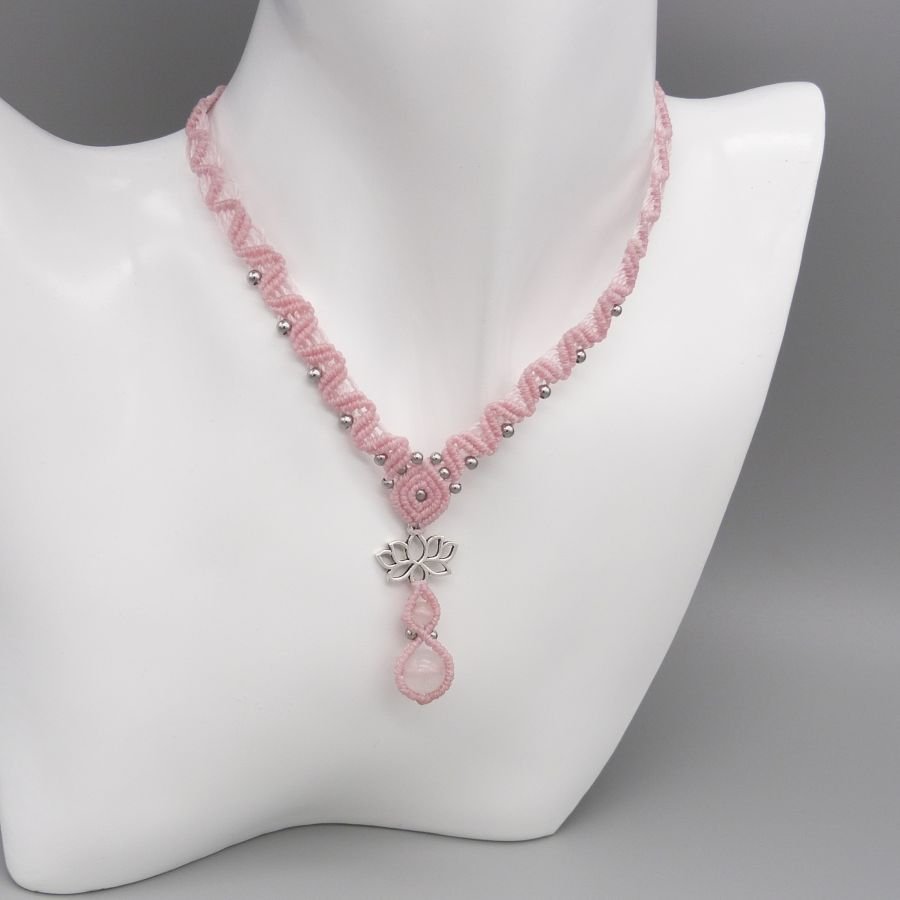 Colar micromacramé rosa com duas contas de quartzo 