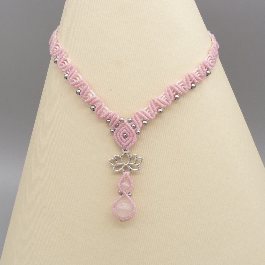 Colar micromacramé rosa com duas contas de quartzo 