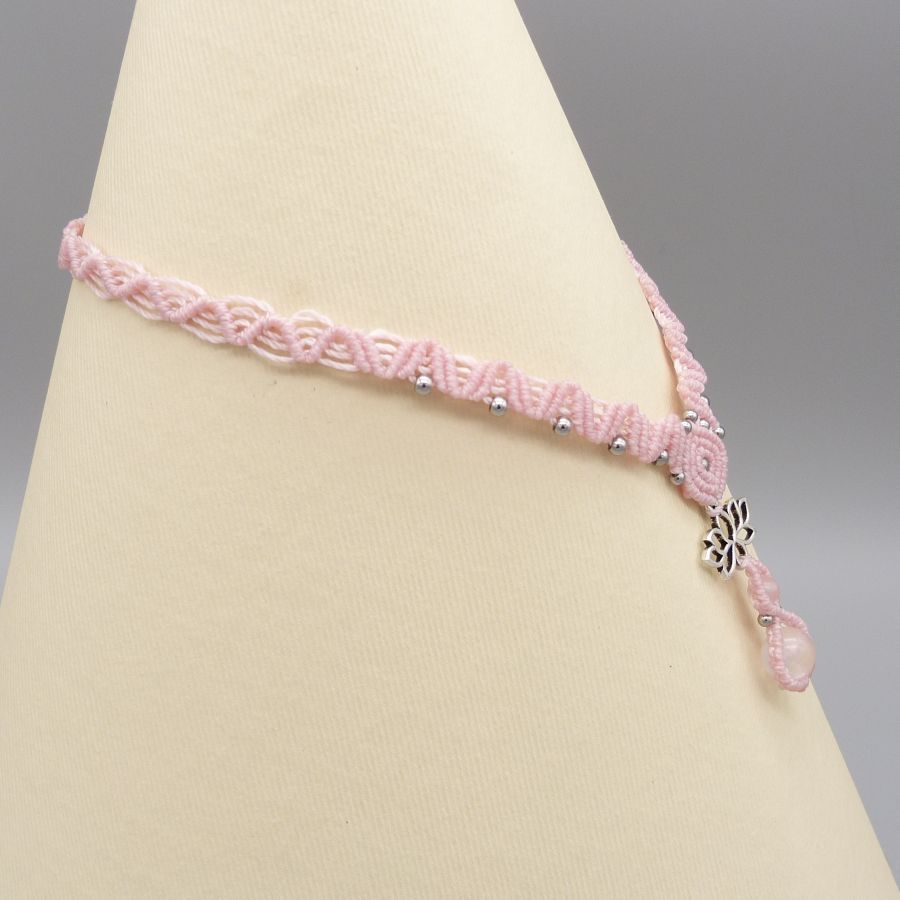 Colar micromacramé rosa com duas contas de quartzo 