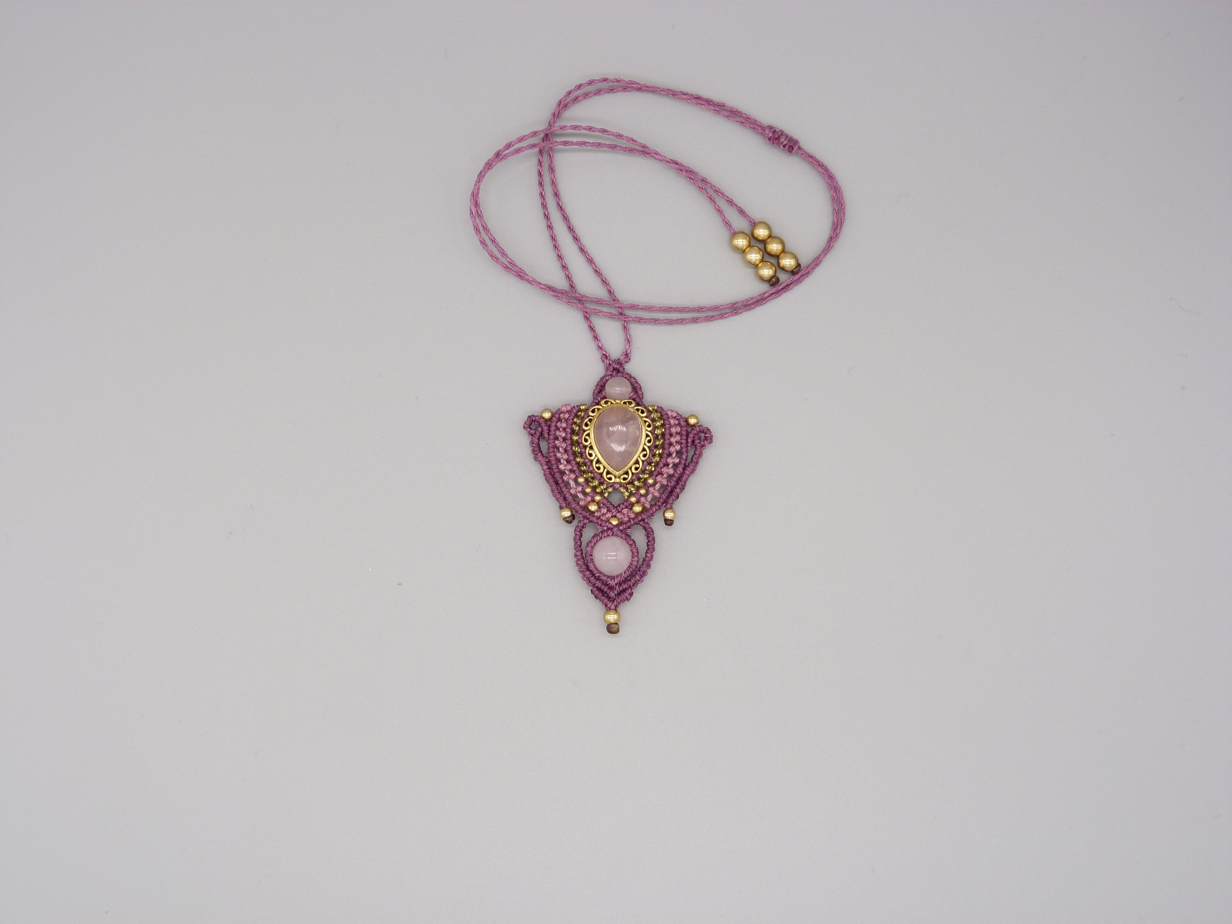 collier sautoir rose en micro-macram&eacute; avec un quartz rose serti de laiton