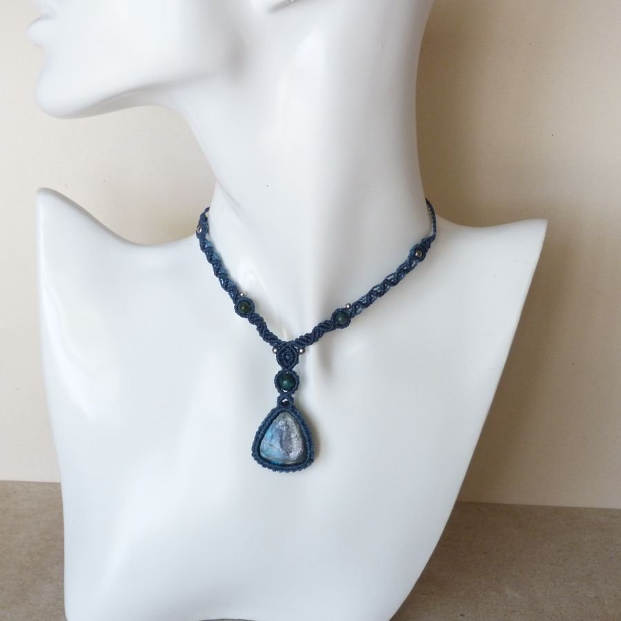 Colar de tom azul em micromacramé com um chrysocolla