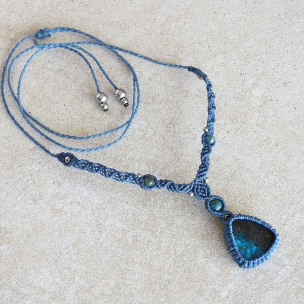 Colar de tom azul em micromacram&eacute; com um chrysocolla