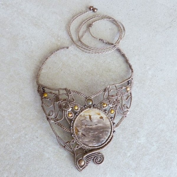 Collier ton brun  cabochon en bois de palmier fossilis&eacute; 