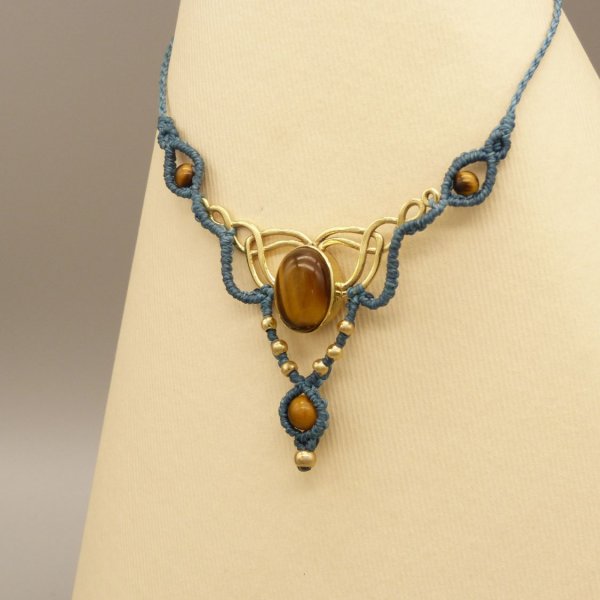 Colar micromacram&eacute; verde de pato com olho de tigre