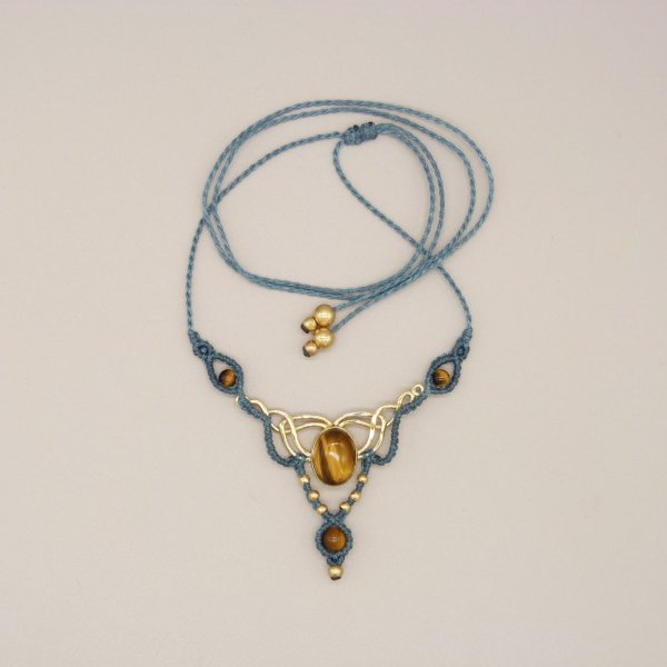 Colar micromacram&eacute; verde de pato com olho de tigre