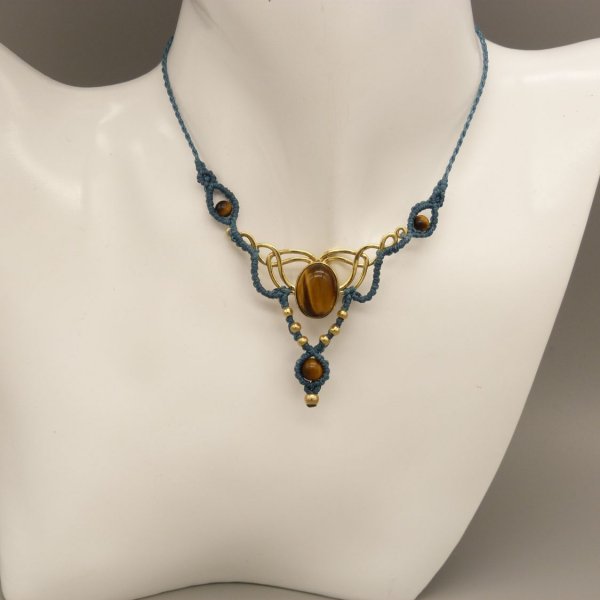 Colar micromacram&eacute; verde de pato com olho de tigre