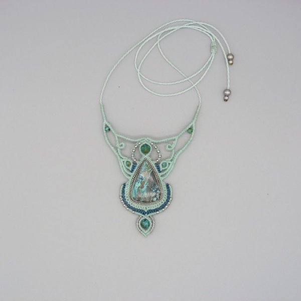 collier vert menthe &agrave; l'eau en micro-macram&eacute; avec une chrysocolle sertie