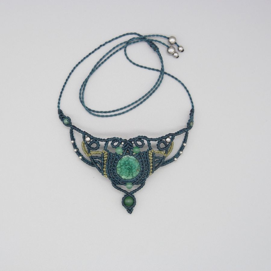 Colar verde esmeralda em micro-macramé com um conjunto cerâmico