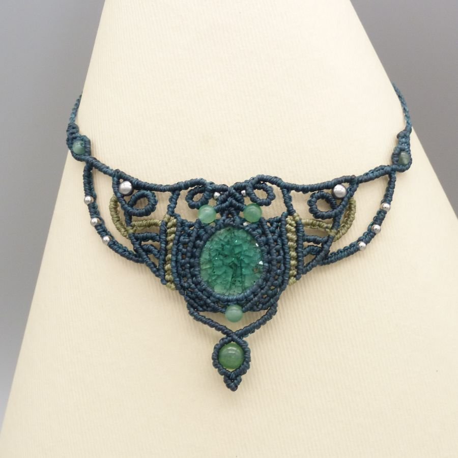 Colar verde esmeralda em micro-macramé com um conjunto cerâmico