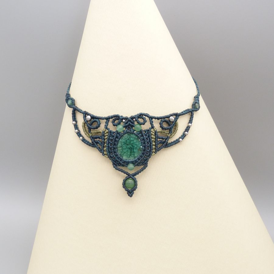 Colar verde esmeralda em micro-macramé com um conjunto cerâmico