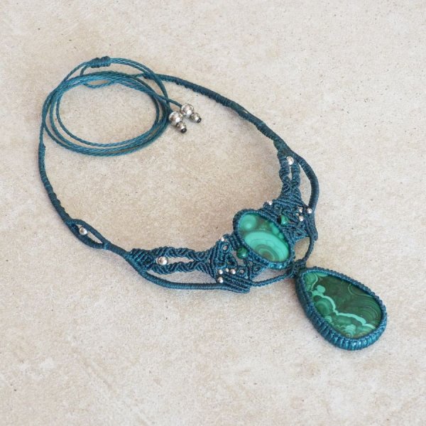Colar micromacram&eacute; verde com dois malachites