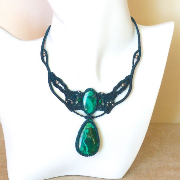 Colar micromacram&eacute; verde com dois malachites