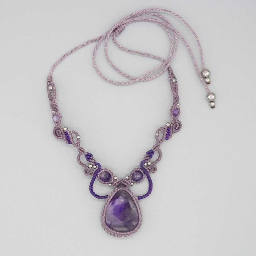 Colar micromacramé púrpura com ametista