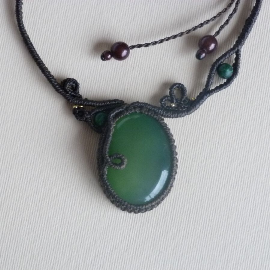 Colar micro-macramé castanho-chocolate com uma pedra preciosa verde