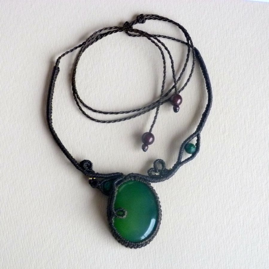 Colar micro-macramé castanho-chocolate com uma pedra preciosa verde