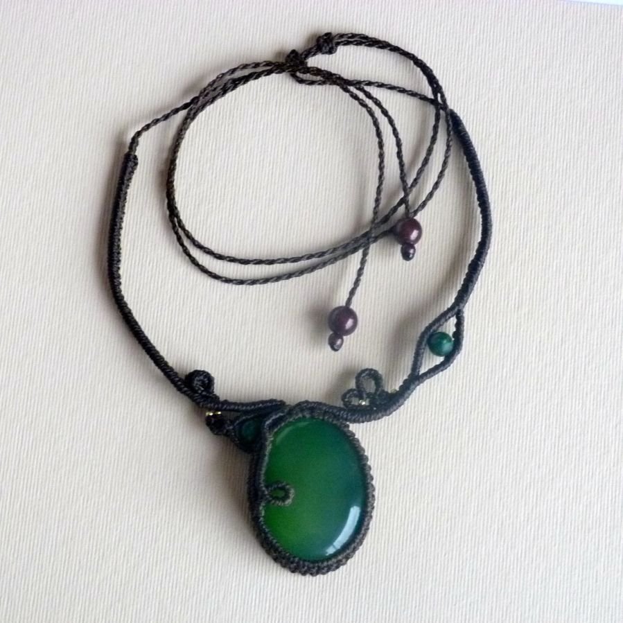 Colar micro-macramé castanho-chocolate com uma pedra preciosa verde