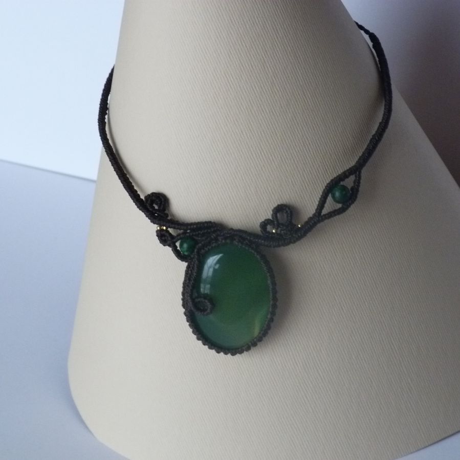 Colar micro-macramé castanho-chocolate com uma pedra preciosa verde