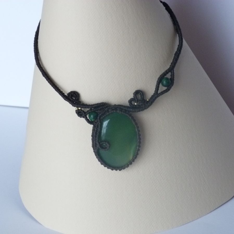 Colar micro-macramé castanho-chocolate com uma pedra preciosa verde