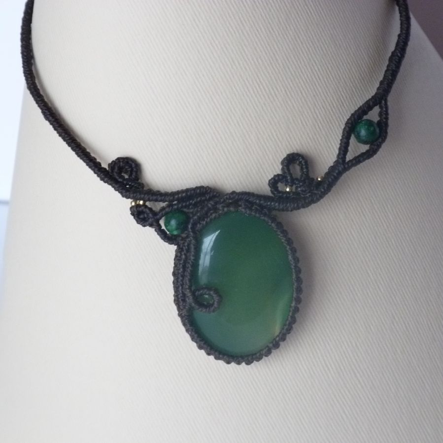 Colar micro-macramé castanho-chocolate com uma pedra preciosa verde