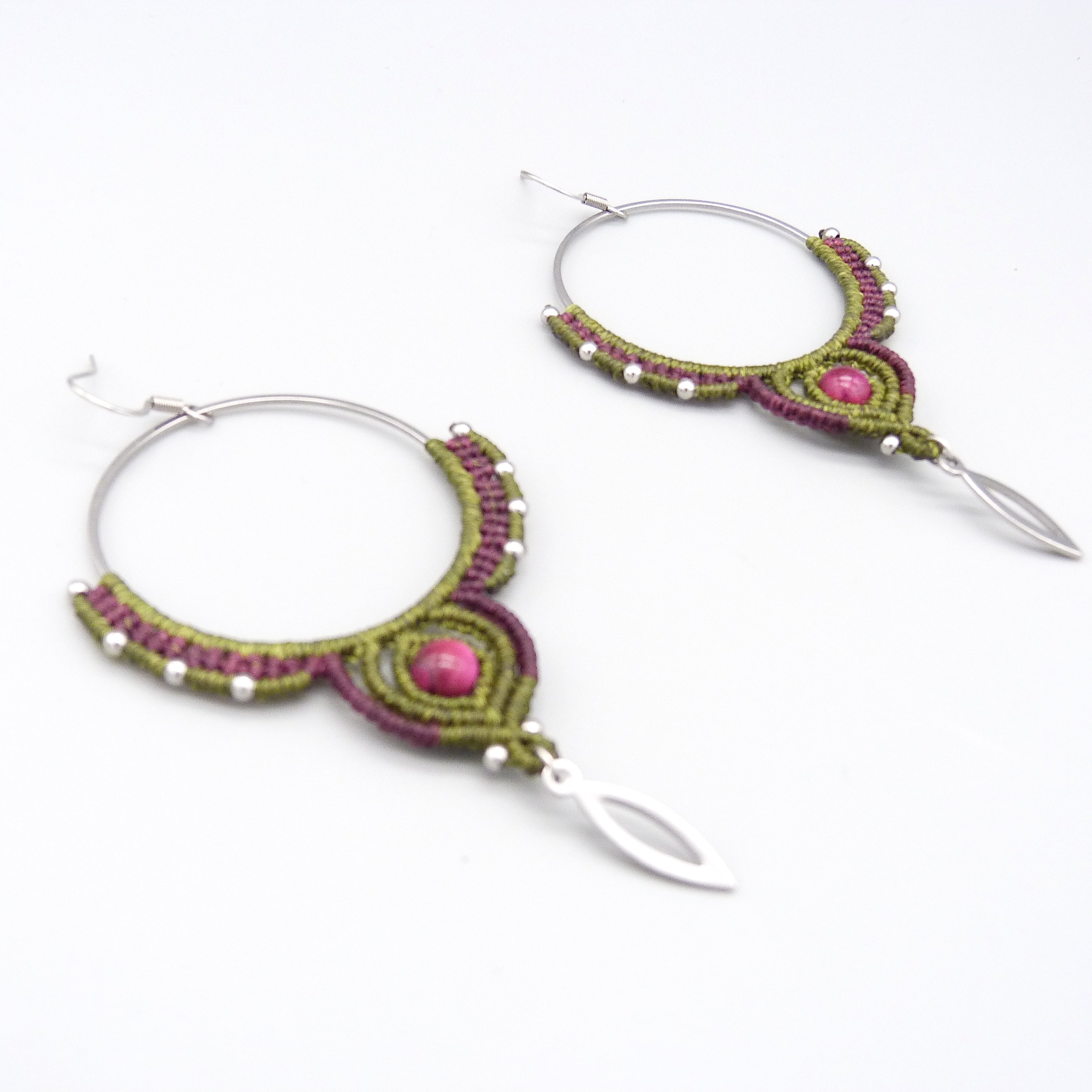 Créoles en micro-macramé avec perle oeil de tigre teintée